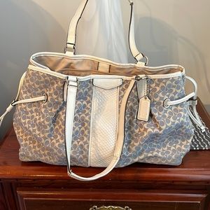 COACH 🐎 3 compartment purse